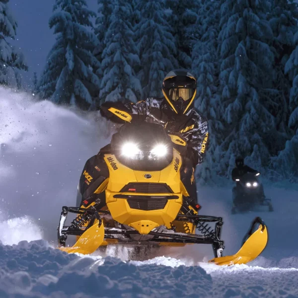 SKI-MY25-Trail-MXZ-X-RS-Comp-850-E-TEC-Turbo R-NeoYellow-Action-WEB-9024-16x9